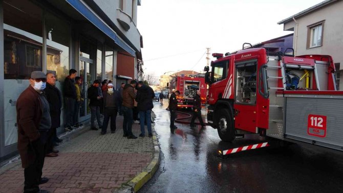 Sultanbeyli’de 2 Katlı Evin Çatısı Alevlere Teslim Oldu