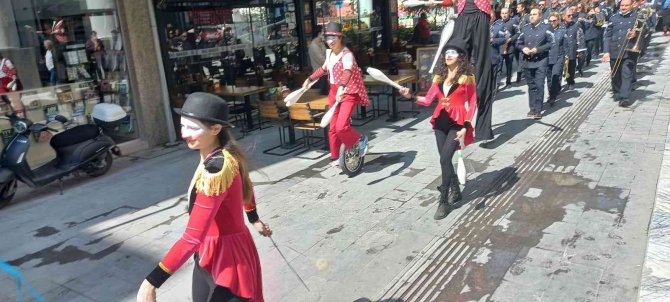 İ̇zmir’de Dünya Tiyatro Günü Coşkuyla Kutlandı