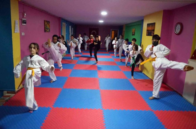 48 Yaşında Tekvandoya Başladı, 2 Çocuğuyla Antrenman Yapıyor