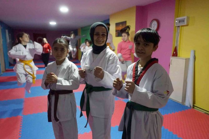 48 Yaşında Tekvandoya Başladı, 2 Çocuğuyla Antrenman Yapıyor