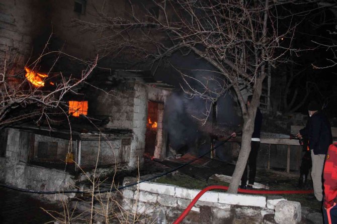 Odunlukta Çıkan Yangın Büyümeden Söndürüldü