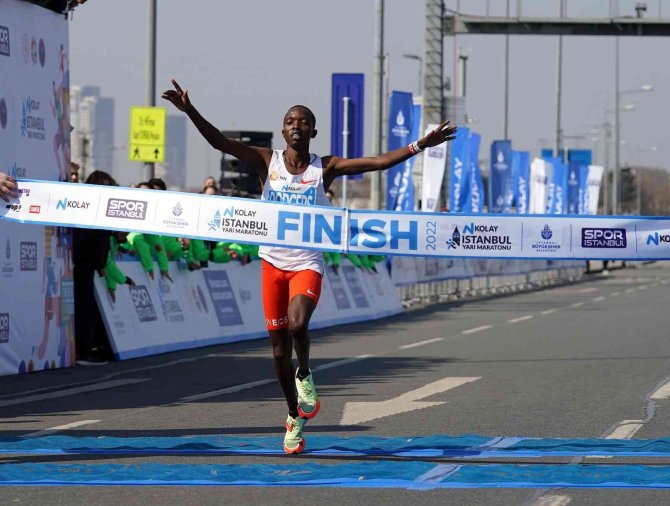 İ̇stanbul Yarı Maratonu’nda Kenyalı Atlet Rodgers Kwemoi, Rekor Kırarak Şampiyon Oldu
