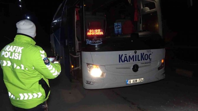 Otobüs İle Otomobil Çarpıştı: 5 Çocuk Yaralandı