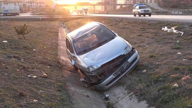 Takla Atan Otomobil Şarampole Devrildi, Sürücü Ağır Yaralandı