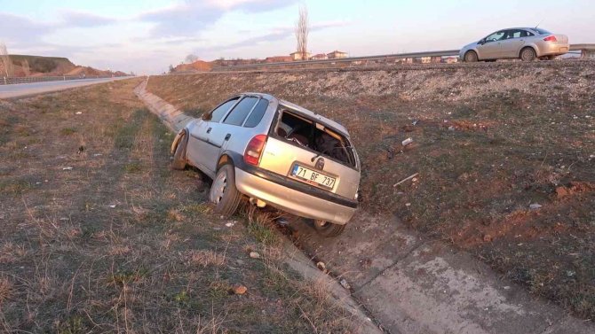 Takla Atan Otomobil Şarampole Devrildi, Sürücü Ağır Yaralandı