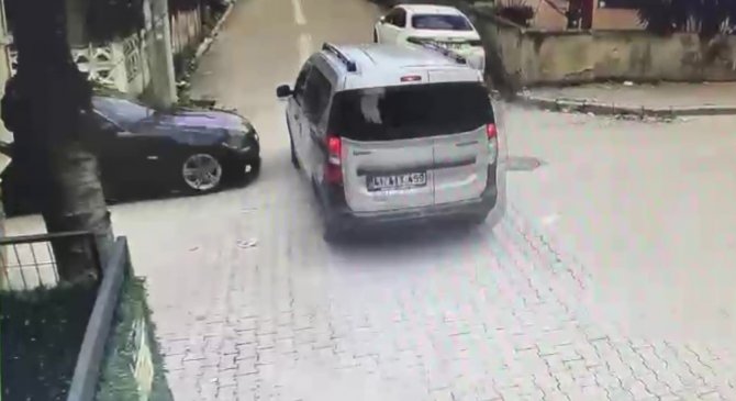 Otomobil İle Hafif Ticari Araç Çarpıştı, Sürücüler Birbirine Girdi