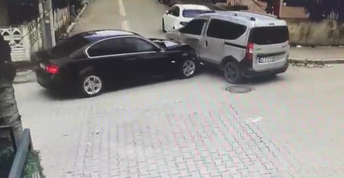 Otomobil İle Hafif Ticari Araç Çarpıştı, Sürücüler Birbirine Girdi