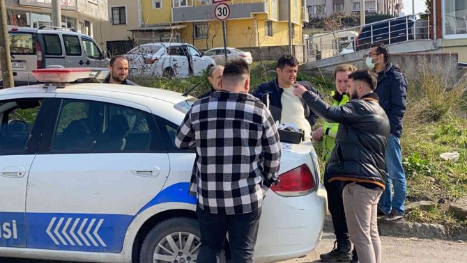 Kontrolden Çıkan Otomobil Direğe Girdi, Sürücü Yara Almadan Kurtuldu