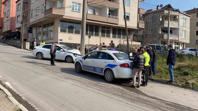 Kontrolden Çıkan Otomobil Direğe Girdi, Sürücü Yara Almadan Kurtuldu