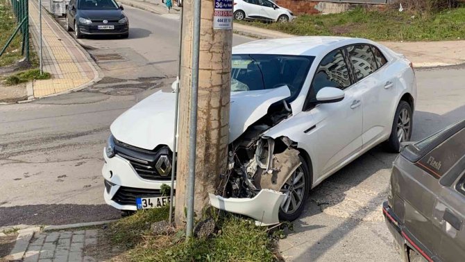 Kontrolden Çıkan Otomobil Direğe Girdi, Sürücü Yara Almadan Kurtuldu