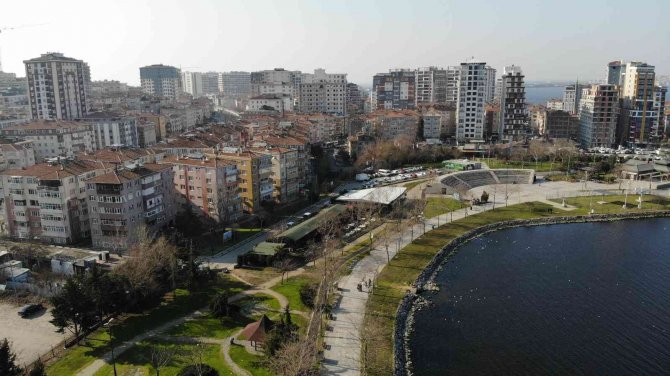 Küçükçekmece Gölü’nde Sular Çekildi