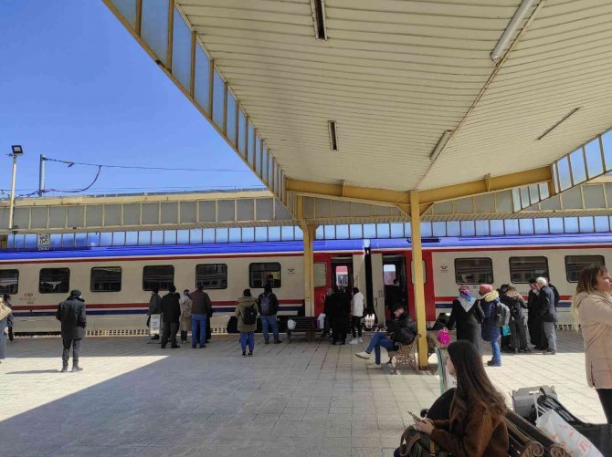 Kütahya’da Otobüs Fiyatlarını Pahalı Bulan Vatandaşlar Trene Yöneldi