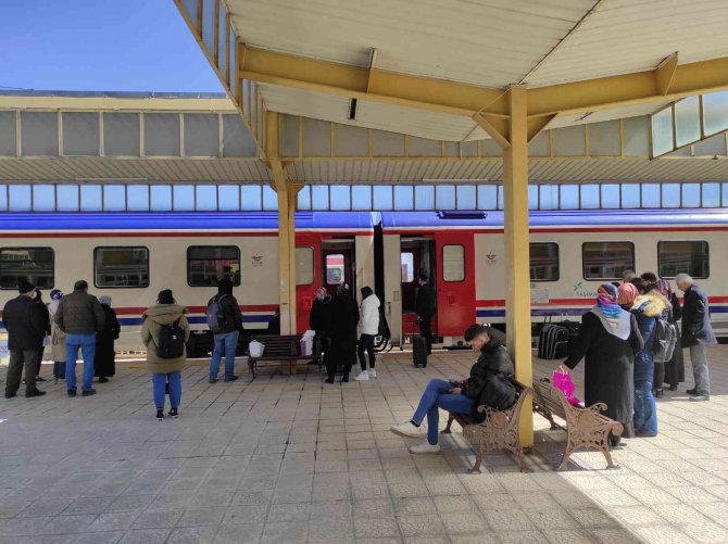 Kütahya’da Otobüs Fiyatlarını Pahalı Bulan Vatandaşlar Trene Yöneldi