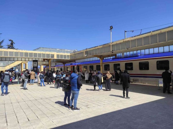 Kütahya’da Otobüs Fiyatlarını Pahalı Bulan Vatandaşlar Trene Yöneldi