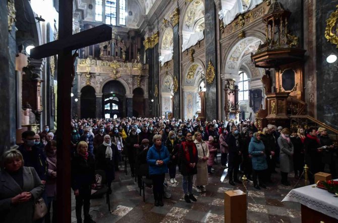 Lviv’de Halk Rusya’nın Saldırıları Sonrası Kiliseleri Doldurdu