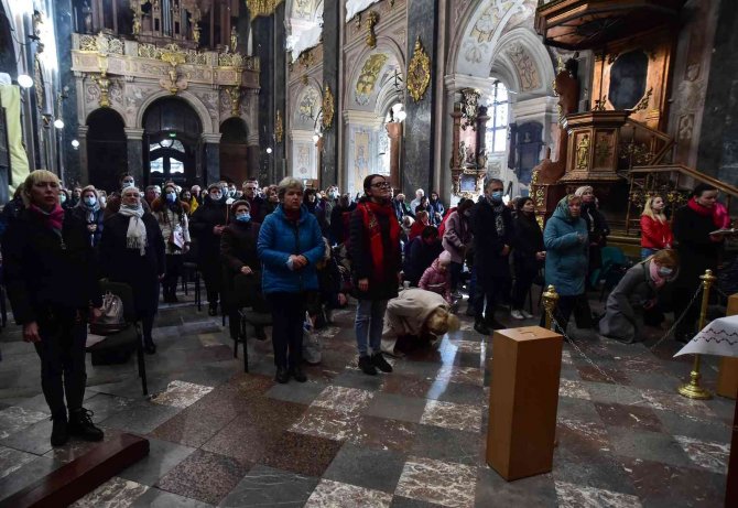 Lviv’de Halk Rusya’nın Saldırıları Sonrası Kiliseleri Doldurdu