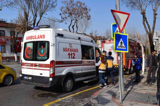 İ̇ki Otomobilin Çarpıştığı Kaza Ucuz Atlatıldı