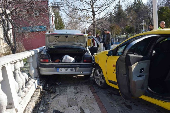 İ̇ki Otomobilin Çarpıştığı Kaza Ucuz Atlatıldı