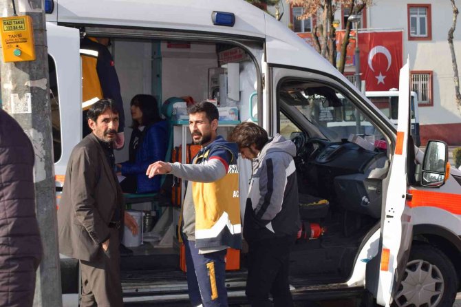 İ̇ki Otomobilin Çarpıştığı Kaza Ucuz Atlatıldı