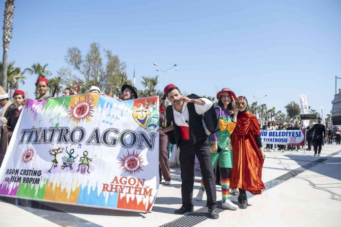 Mersin’de ’Dünya Tiyatro Günü’ Kutlandı