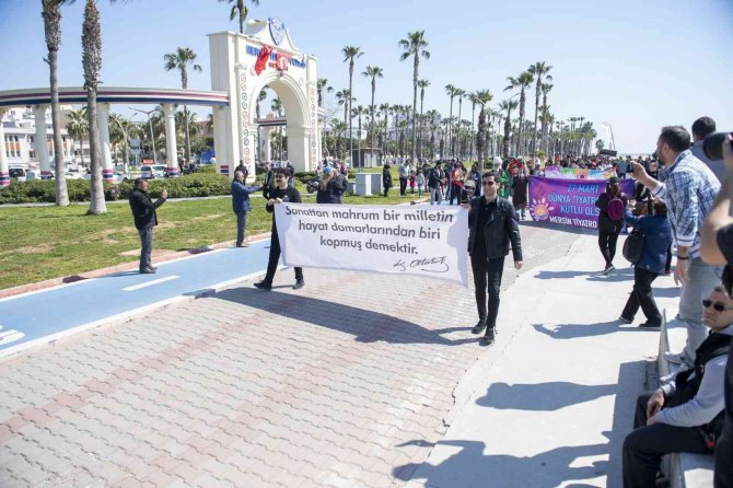 Mersin’de ’Dünya Tiyatro Günü’ Kutlandı