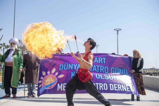Mersin’de ’Dünya Tiyatro Günü’ Kutlandı