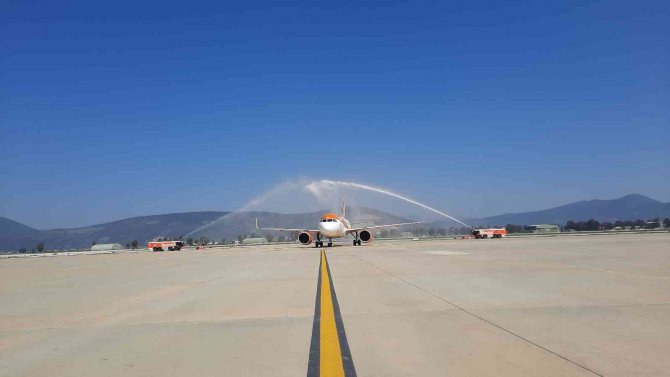 Sezonun İlk Dış Hat Uçuşu Karşılandı