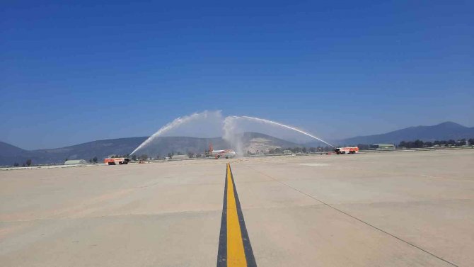 Sezonun İlk Dış Hat Uçuşu Karşılandı