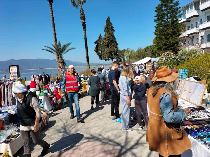 Köyceğiz’de ‘İ̇kinci El Pazarı’ 8 Ay Sonra Yeniden Kuruldu