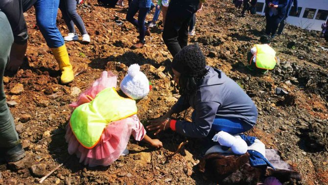 Denizlili Minikler Marmaris’te 500 Fidanı Toprakla Buluşturdu