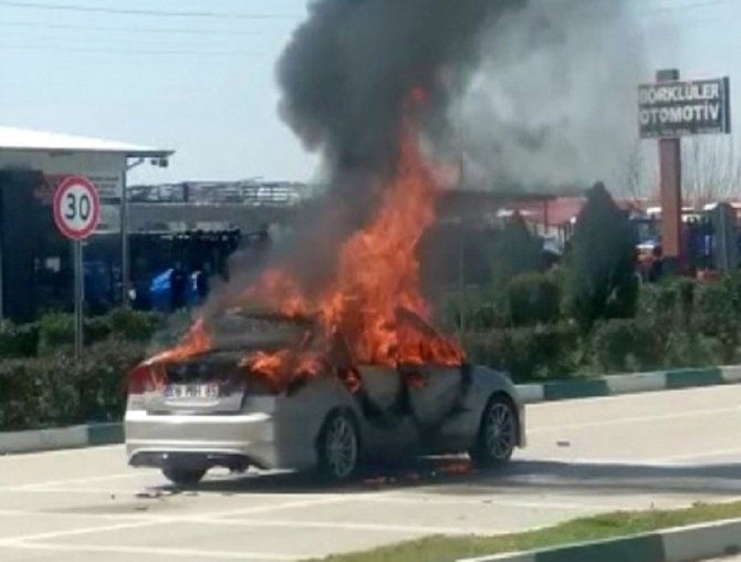 Osmaniye’de Lpg Tankı Patlayan Otomobil Alev Alev Yandı