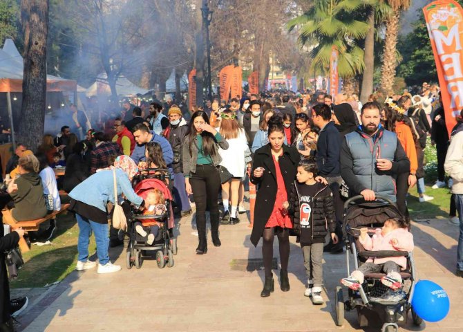 Karnavala Gelip Kebap Ve Şırdana Akın Ettiler