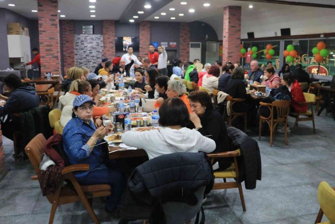 Karnavala Gelip Kebap Ve Şırdana Akın Ettiler