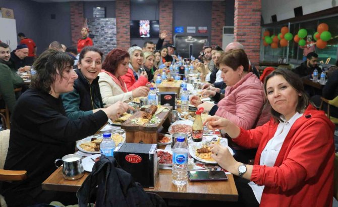 Karnavala Gelip Kebap Ve Şırdana Akın Ettiler