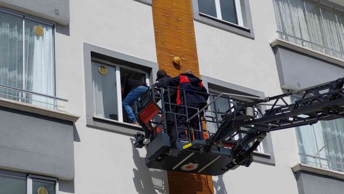 Samsun’da Balkondan Eve Giren Polis Çocukları Babasına Teslim Etti