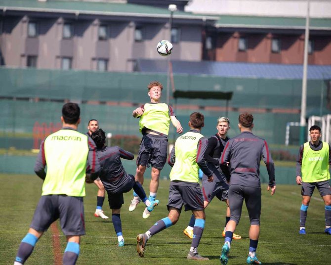 Trabzonspor, U19 Takımıyla Hazırlık Maçı Yaptı