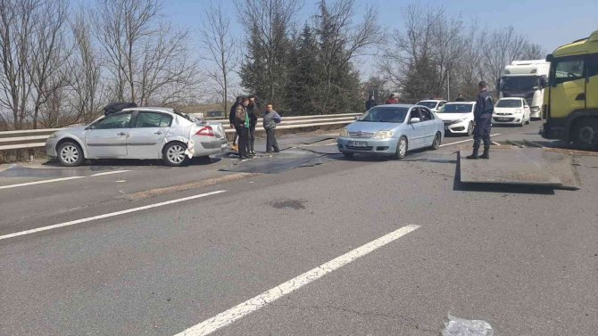 Tem Otoyolu Düzce Geçişinde 3 Araç Kazaya Karıştı