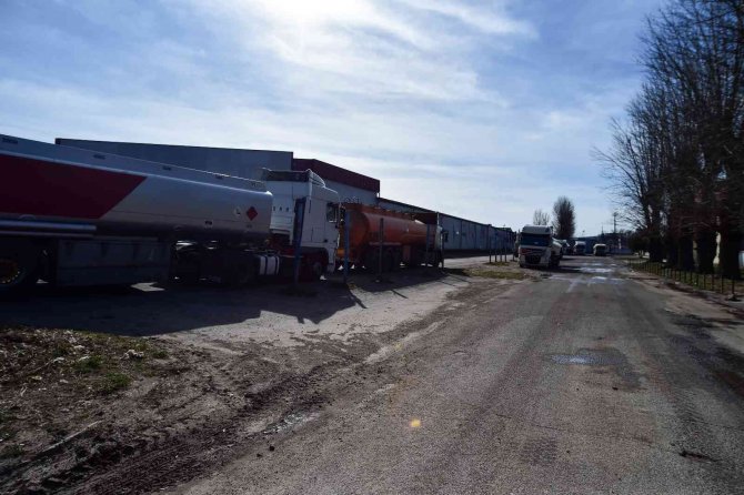 Lviv’de Vurulan Yakıt Deposu Boşaltılıyor