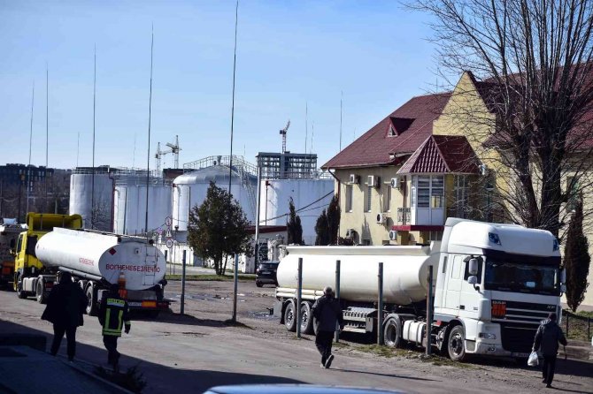 Lviv’de Vurulan Yakıt Deposu Boşaltılıyor