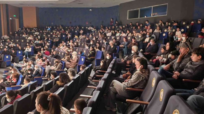 Üniversite Öğrencileri Çocuklar İçin Oynadı