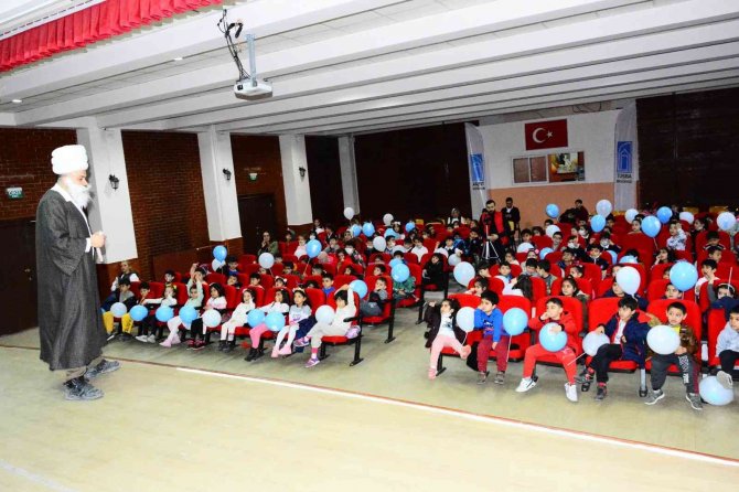 Tuşba Belediyesi Öğrencileri Tiyatro İle Buluşturdu