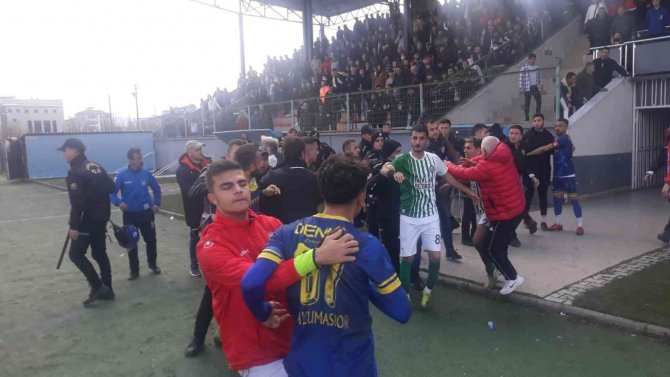 Maç Sonrası Polisle Futbolcular Birbirine Girdi