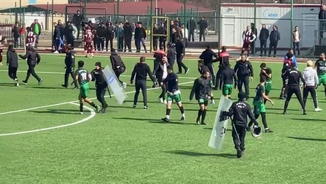 18 Kırmızı Kartın Çıktığı Maçta, Soyunma Odası Tanınmaz Hale Geldi