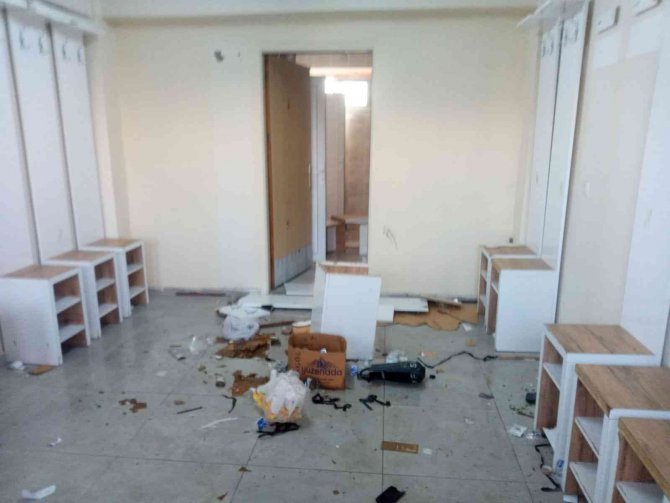 18 Kırmızı Kartın Çıktığı Maçta, Soyunma Odası Tanınmaz Hale Geldi
