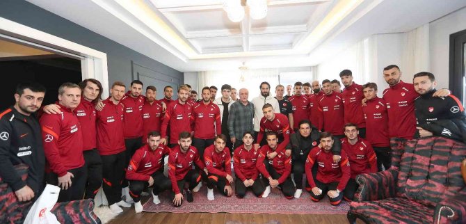 A Milli Takım’dan, Ahmet Çalık’ın Ailesine Ziyaret