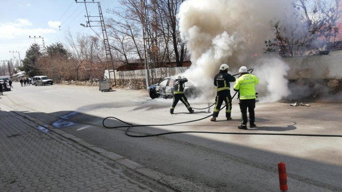 Alev Alev Yanan Otomobil Kullanılamaz Hale Geldi