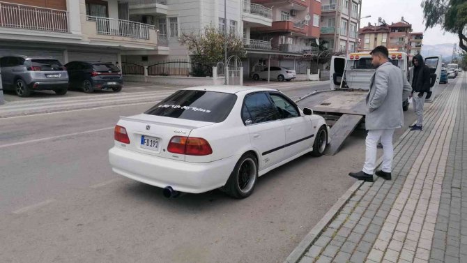 Gürültü Kirliliği Oluşturan Araç Sürücüne Ceza Kesilip, Araç Trafikten Men Edildi