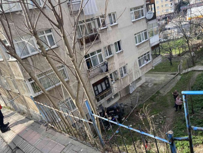 Üsküdar’da Otomobil, 10 Metreden Apartman Bahçesine Uçtu