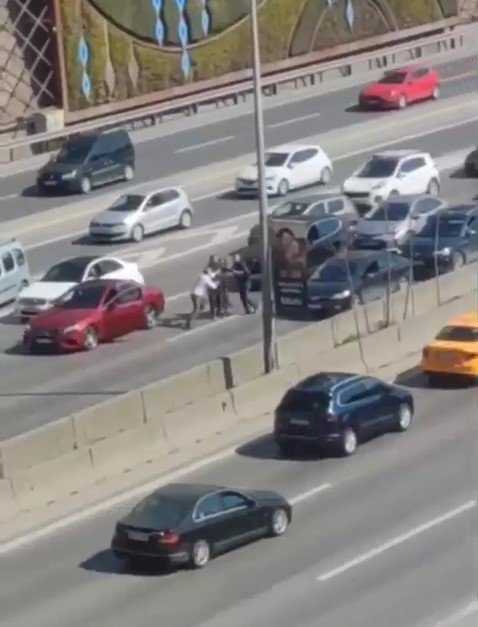 Maltepe’de Araçları Durdurup Yumruk Yumruğa Kavga Ettiler