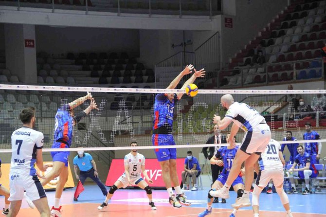 Efeler Ligi: Arkas Spor: 3 - Halkbank: 1